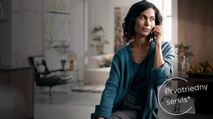 Žena v modernom ob&yacute;vacej izbe na telef&oacute;ne, prezentuj&uacute;ca životn&yacute; &scaron;t&yacute;l Siemens produktu.