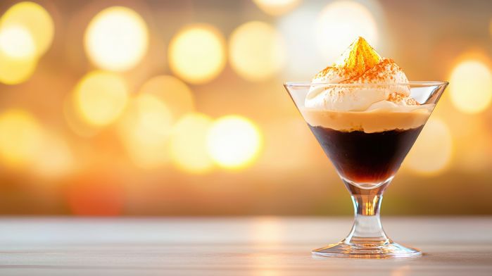 Kawa affogato w szklanej lampce