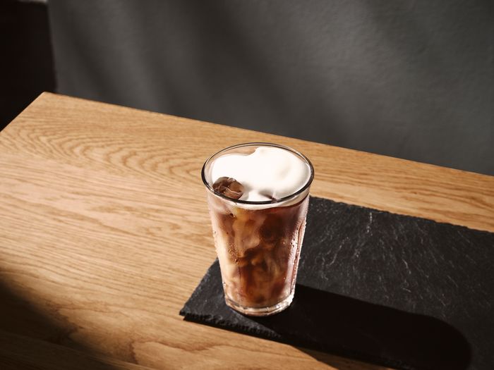 Kubek szklany z kawa cled brew