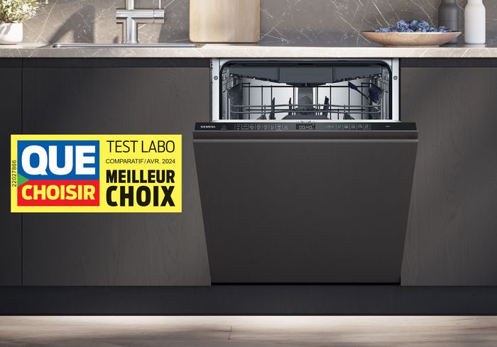 Lave-vaisselle intégré dans la cuisine moderne, étiquette de test magazine "Que Choisir" sur appareil.
