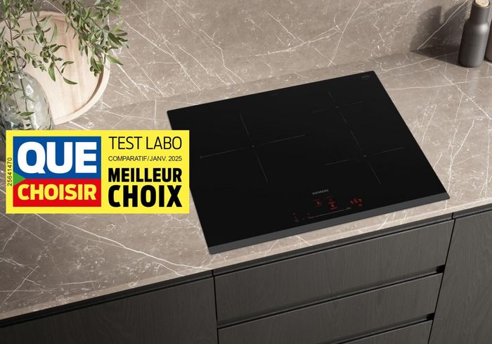 Comptoir de cuisine avec plaque de cuisson à induction, plante en pot et couverture de magazine affichant les résultats du test "Que Choisir".