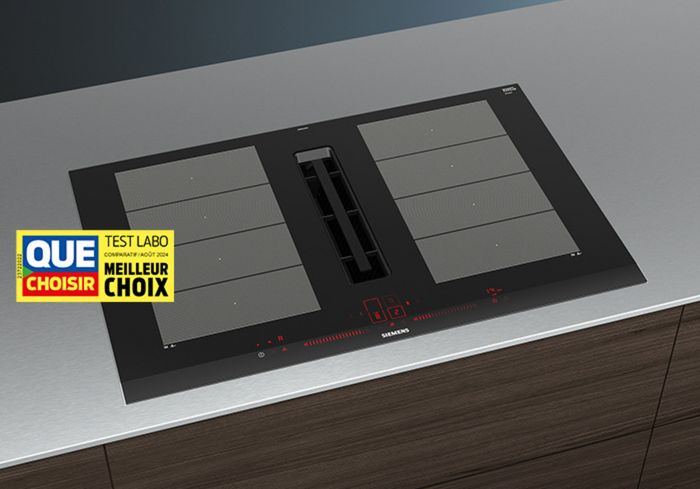 Planche à induction avec étiquette « meilleur choix » Que Choisir, commandes numériques et surface en verre foncé.