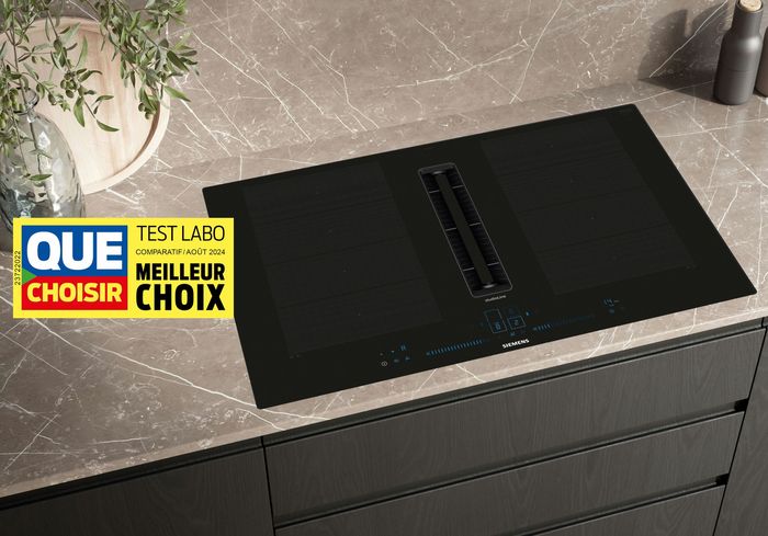 Comptoir de cuisine avec plateau à induction noir et logo Que Choisir indiquant un test de produit.