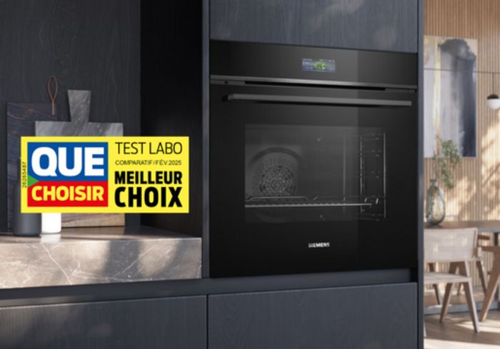 Comptoir moderne avec produits ménagers et fleurs séchées, sur fond d’intérieur élégant.