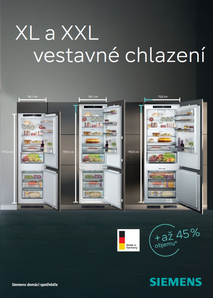 Modern&iacute; lednice Siemens je otevřen&aacute;, ukazuje čerstv&eacute; ovoce, zeleninu a n&aacute;poje, zasazen&aacute; do stylov&eacute;ho kuchyňsk&eacute;ho prostřed&iacute;. 