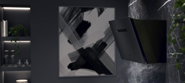 Un'elegante cappa Siemens montata con stile, tra complementi d'arredo moderni e superfici scure in marmo, per un risultato incredibilmente chic.