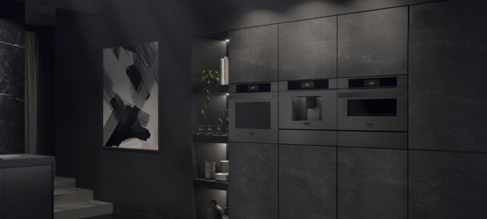 Cucina moderna dai toni scuri con forno, macchina da caff&egrave; e altri elettrodomestici Siemens da incasso integrati