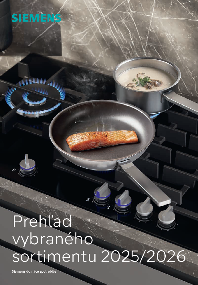 Obraz zobrazuje modernú kuchyňu so spotrebičmi Siemens, muža, ktorý pripravuje jedlo na pulte, a police zobrazujúce kuchynské predmety