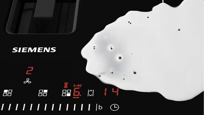 Presenza di latte su piano cottura a induzione Siemens con aspirazione integrata