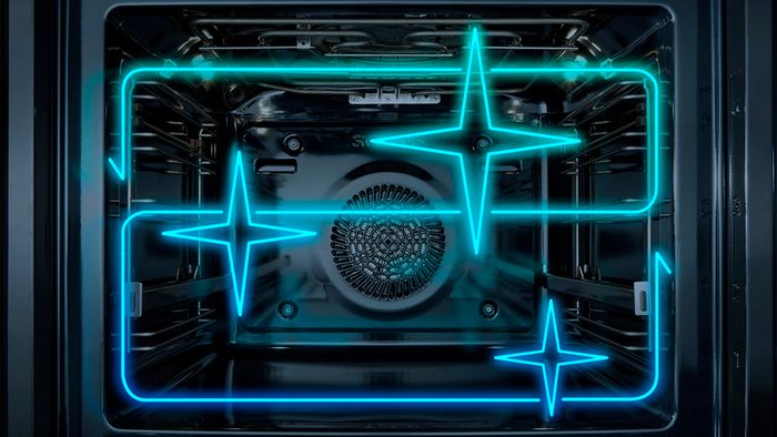 Vnitřn&iacute; pohled na troubu s neonově modře sv&iacute;t&iacute;c&iacute;mi symboly označuj&iacute;c&iacute;mi funkce či&scaron;těn&iacute;.