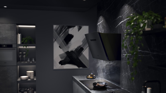 Wandschouwkap van Siemens in matzwart in een donkere moderne keuken.