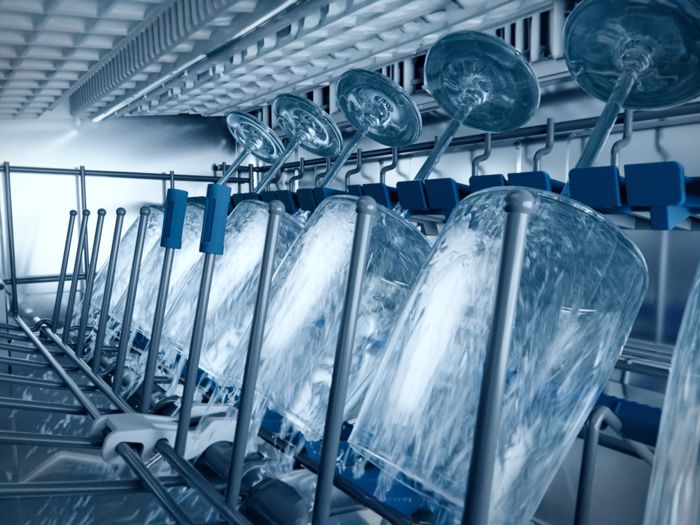 Bicchieri delicati posizionati nella glassZone della lavastoviglie Siemens per un lavaggio sicuro e senza opacit&agrave;