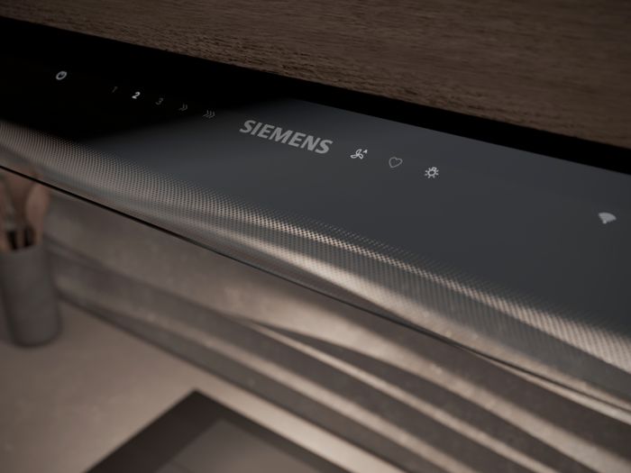 Dettaglio del pannello comandi touch Siemens tipico della cappa integrata nel pensile 