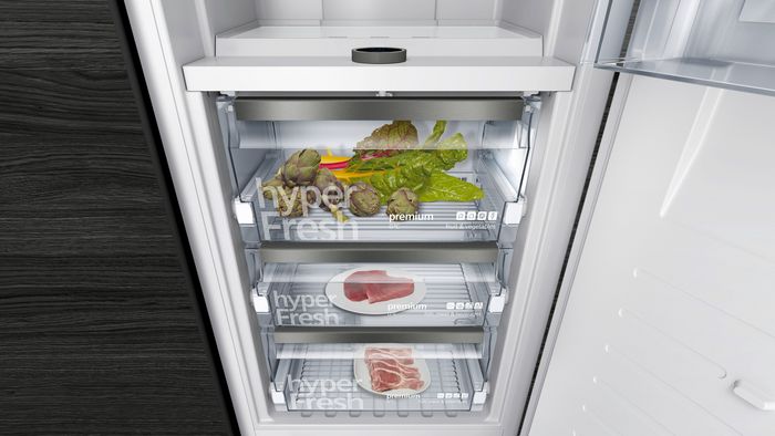 Cassetti hyperFresh di un frigorifero Siemens con verdure fresche e confezioni di carne 