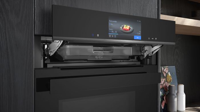 Forno da incasso Siemens nero con frontale aperto per cassetto vapore e display touch attivo