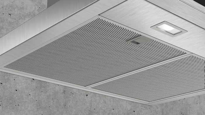 Primo piano del filtro metallico di una cappa a soffitto Siemens in acciaio inox con luce LED integrata