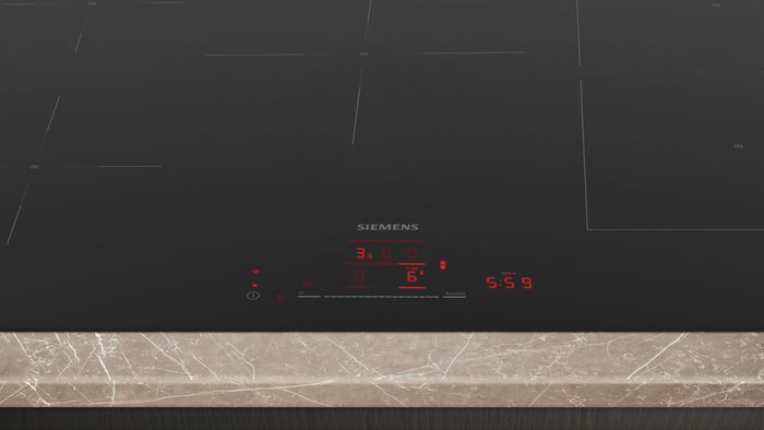 Sól na powierzchni ze szkła ceramicznego indukcyjnej płyty grzewczej.