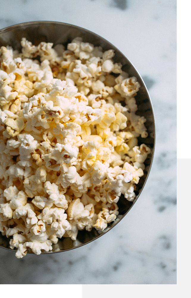 Ciotola di metallo piena di popcorn