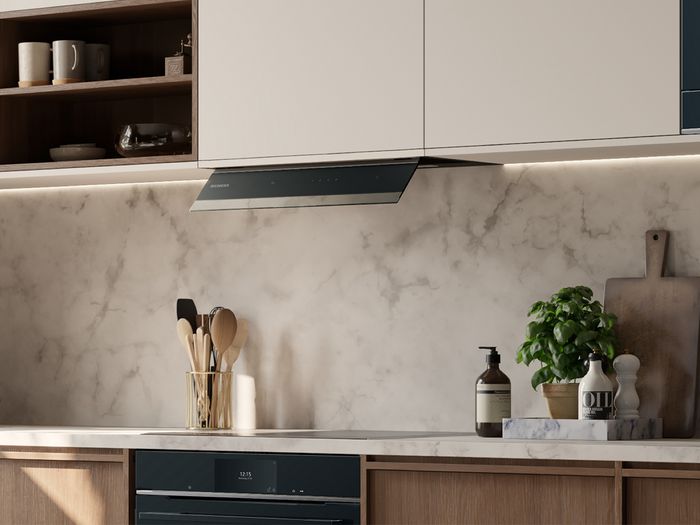 Cucina elegante con backsplash effetto marmo, pensili minimal e accessori coordinati