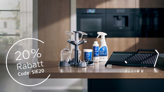 Sch&ouml;ne K&uuml;che mit Reinigungsprodukten und Zubeh&ouml;ren von Siemens und dem Hinweis, dass es darauf aktuell 20 % Rabatt im Siemens Online Shop gibt