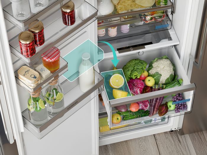 
       Le tiroir Fresh de Siemens garde les l&eacute;gumes et les agrumes croquants ; des bacs de porte ajustables pour un rangement organis&eacute;.
      