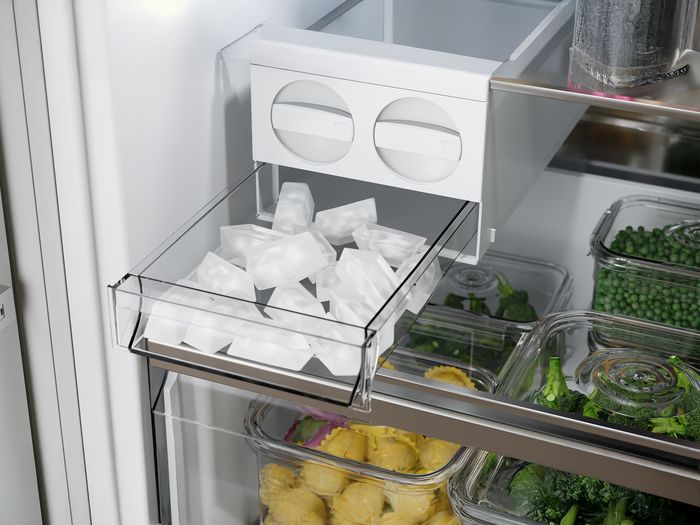 
       Tiroir BigBox con&ccedil;u par Siemens stockant des bo&icirc;tes de pizza empil&eacute;es ; des baies fra&icirc;ches visibles en dessous.
      