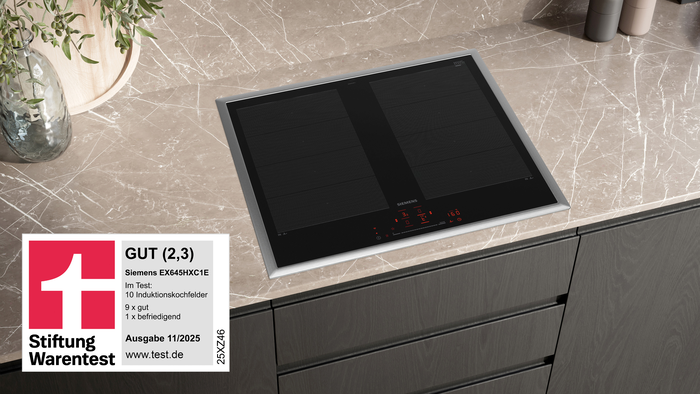 Siemens Induktionskochfeld EX645HXC1E auf einer K&uuml;chenarbeitsplatte aus Marmor mit leuchtender roter Touch-Bedienung. Stiftung Warentest Siegel &bdquo;GUT (2,3)&ldquo; aus Ausgabe 11/2025 sichtbar &ndash; getestet wurden 10 Induktionskochfelder.