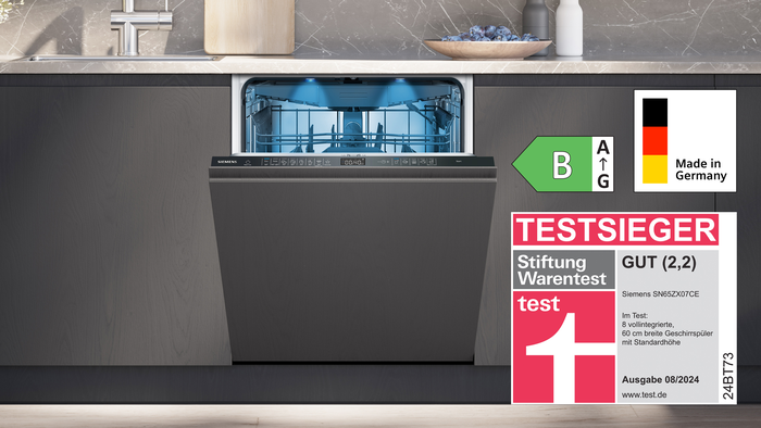 Frontansicht der Testsieger Sp&uuml;lmaschine SN65ZX07CE mit Abbildung des Stiftung Warentest Logos mit Note 2,2