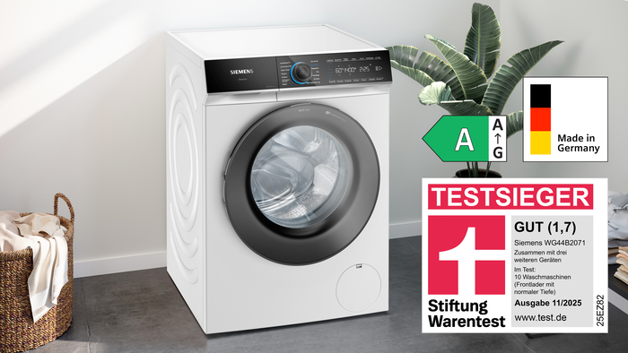 Siemens Waschmaschine WG44B2071 mit Stiftung Warentest Testsieger-Siegel GUT (1,7), Energielabel A und Made in Germany Hinweis in modernem Raum.
