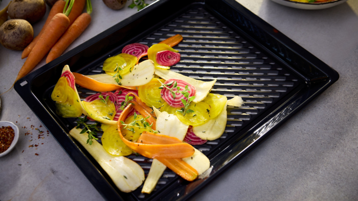 Gem&uuml;se auf Air Fry & Grill Blech vor dem Garen.