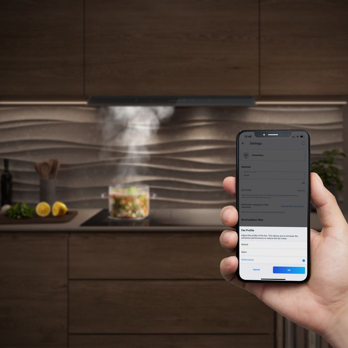 Ruka drž&iacute;c&iacute; smart telef&oacute;n.
