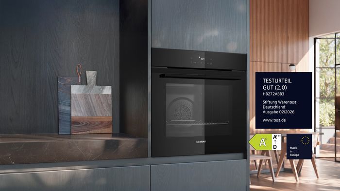 Der Siemens Backofen Testsieger HB272ABB3 eingebaut in einer K&uuml;che mit Stiftung Warentest Logo.