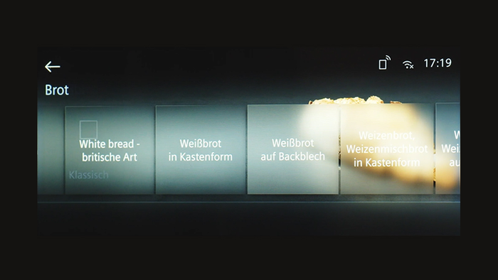 Touchdisplay eines Siemens Backofens mit verschiedenen Brotsorten zur Programmauswahl.