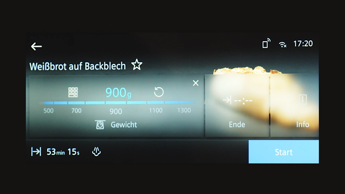 Touchdisplay eines Siemens Backofens mit Backprogramm f&uuml;r Wei&szlig;brot auf Backblech und Gewichtsauswahl.