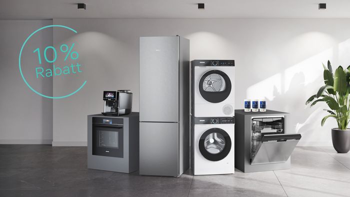 Grauer Raum mit gro&szlig;en und kleinen Hausger&auml;ten von Siemens sowie Reinigungsprodukten und dem Hinweis, dass es aktuell 10 % Rabatt im Siemens Online Shop gibt 