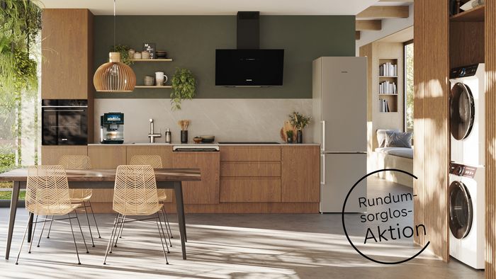 Gr&uuml;ner Raum mit vielen Pflanzen und Siemens Hausger&auml;ten und dem Hinweis auf die aktuelle Aktion &bdquo;Rundum-sorglos-Aktion&ldquo; im Siemens Online Shop 