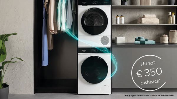 Twee witte Siemens-wasmachines in een moderne wasruimte met houten lattenwanden. Promotie &ldquo;Tot &euro; 150 cashback&rdquo;.