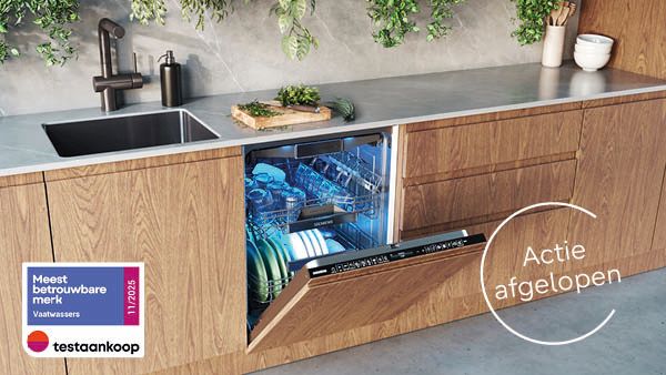 Twee witte Siemens-wasmachines in een moderne wasruimte met houten lattenwanden. Promotie &ldquo;Tot &euro; 150 cashback&rdquo;.
