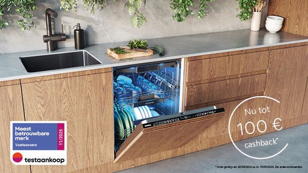 Twee witte Siemens-wasmachines in een moderne wasruimte met houten lattenwanden. Promotie &ldquo;Tot &euro; 150 cashback&rdquo;.