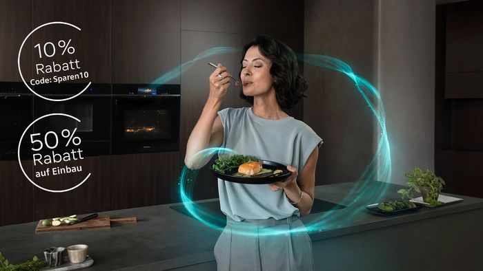 Holzfront mit einem Siemens Einbau-Backofen und einer Frau, die ein leckeres Essen aus dem Backofen genie&szlig;t und dem Hinweis auf 10 % Rabatt auf das Ger&auml;t und 50 % Rabatt auf den Backofen-Einbau-Service im Siemens Online Shop