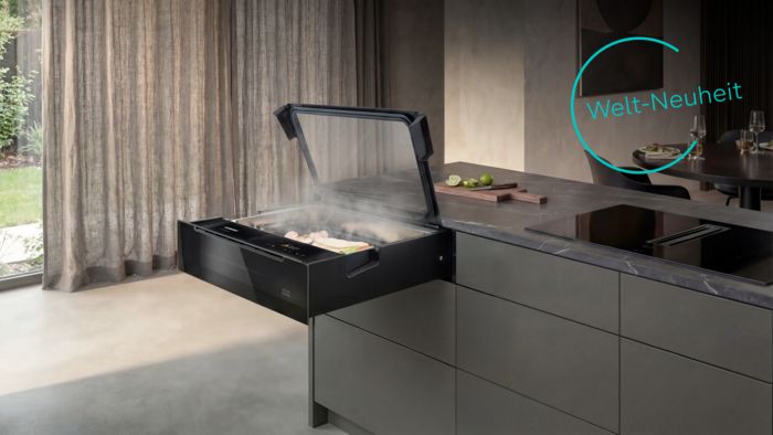 Siemens studioLine Dampfschublade mit ge&ouml;ffnetem Fach, gef&uuml;llt mit Gem&uuml;se, Fisch und Garnelen beim Dampfgaren in moderner Einbauk&uuml;che.