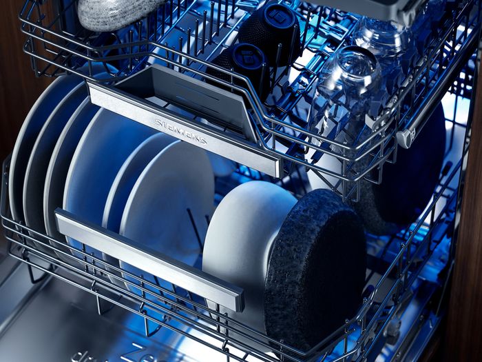 Bicchieri e stoviglie nella lavastoviglie Siemens per un lavaggio delicato e brillante