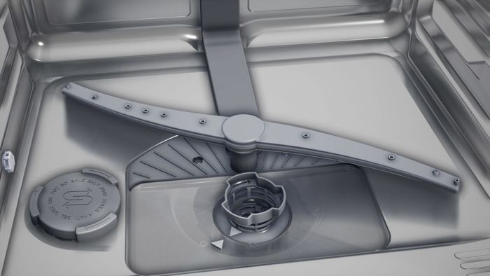 Interno di una lavastoviglie Siemens con braccio irroratore inferiore, filtro e vano del sale ben visibili