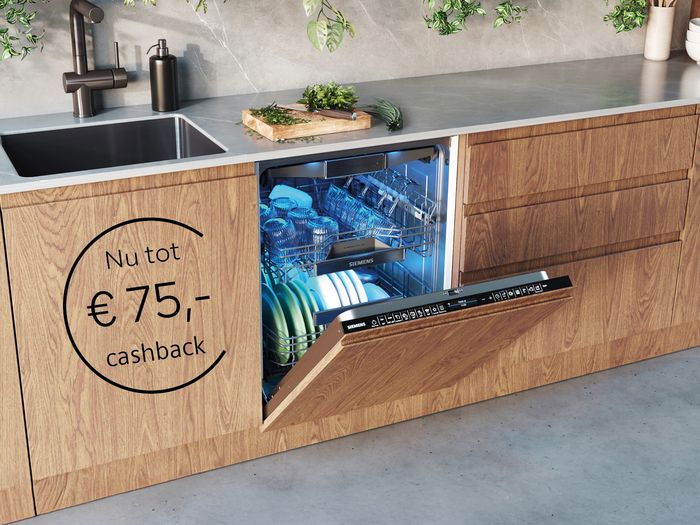 Inbouw Siemens vaatwasser open in houten keuken met cashbackaanbieding van &euro;75,-          