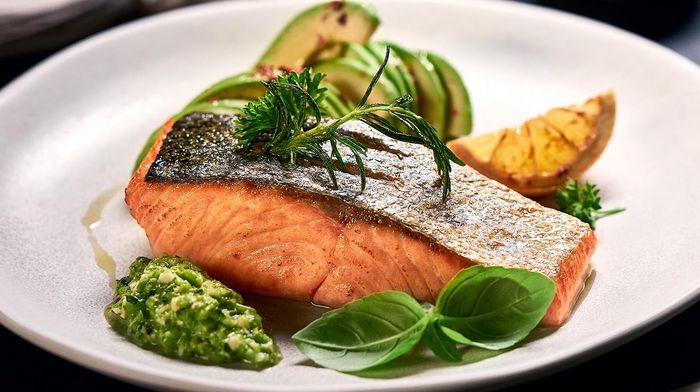 Plato de salm&oacute;n al horno, con guarnici&oacute;n de aguacate, lim&oacute;n y hierbas arom&aacute;ticas 