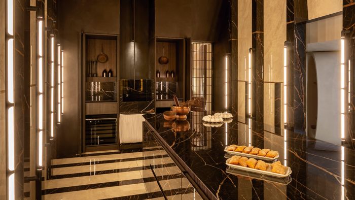  Elegante cocina dise&ntilde;ada por Venux y Viruta Lab para Casa Decor 2026, en la que destacan un horno con c&aacute;mara integrada y una vinoteca de Siemens.  