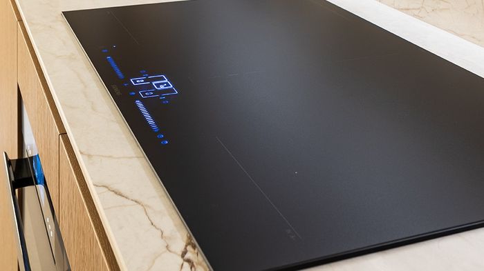  Alt text: Placa de inducci&oacute;n de 90 cm en acabado negro mate. Espacio Doimo 