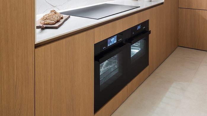 Horno inteligente con IA y ?horno 100% vapor en negro mate. Espacio Doimo Cucine. 