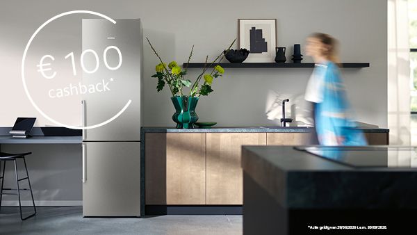 Roestvrijstalen koel-vriescombinatie van Bosch met embleem "tot 100 euro cashback"  