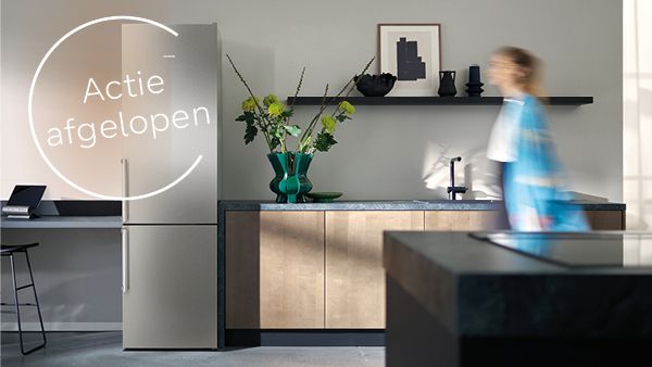 Roestvrijstalen koel-vriescombinatie van Bosch met embleem "actie afgelopen"  